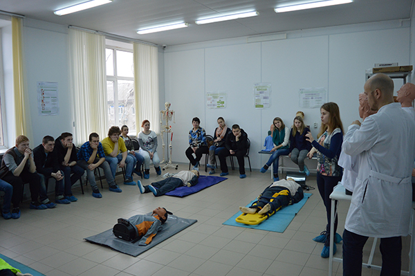 В центре симуляционного обучения провели урок для детей-инвалидов