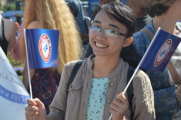 Студенты РязГМУ увидели старт автопробега в честь 90-летия ДОСААФ России