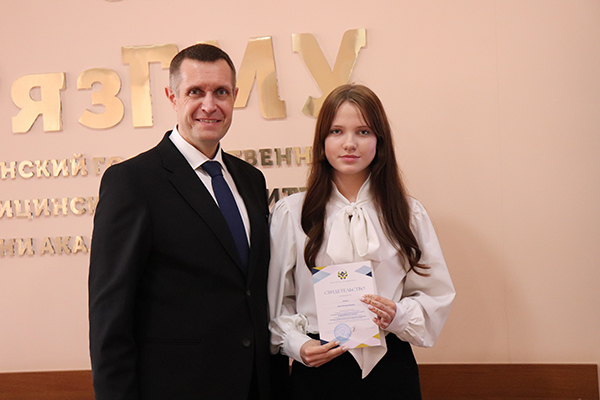 УЧЕНИКИ ОЗЁРСКОЙ ШКОЛЫ ПОЛУЧИЛИ ДОКУМЕНТЫ ОБ ОКОНЧАНИИ МЕДКЛАССА РЯЗГМУ 