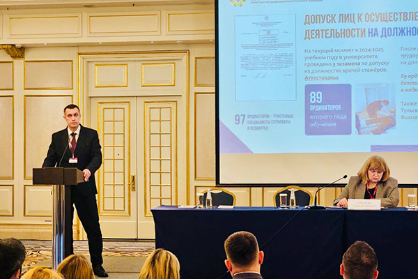 РАЗВИТИЕ СИСТЕМЫ ПОДГОТОВКИ МЕДИЦИНСКИХ КАДРОВ: РОМАН КАЛИНИН ПРЕДСТАВИЛ ОПЫТ РЯЗГМУ НА СИМПОЗИУМЕ ПО КАДРОВОЙ ПОЛИТИКЕ В ЗДРАВООХРАНЕНИИ