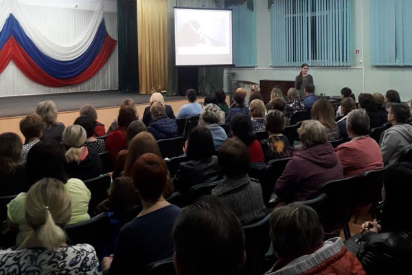 Преподаватель РязГМУ выступила приглашенным специалистом на общешкольном собрании