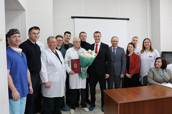 РОМАН КАЛИНИН: «ПРЕЕМСТВЕННОСТЬ ПОКОЛЕНИЙ, НАСТАВНИЧЕСТВО, ПРЯМАЯ ПЕРЕДАЧА ПРАКТИЧЕСКОГО ОПЫТА — ВАЖНЕЙШИЕ УСЛОВИЯ РАЗВИТИЯ МЕДИЦИНЫ»