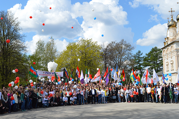 1 МАЯ СТУДЕНТЫ РЯЗГМУ ПРИНЯЛИ УЧАСТИЕ В ПРАЗДНИЧНОМ ШЕСТВИИ, РАССКАЗАЛИ О ЗОЖ И ИЗМЕРИЛИ ДАВЛЕНИЕ РЯЗАНЦАМ
