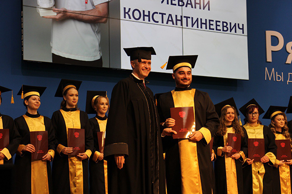 НЕСТИ В СЕРДЦЕ ЛЮБОВЬ К ДЕТЯМ: СОСТОЯЛСЯ ВЫПУСКНОЙ ПЕДИАТРИЧЕСКОГО ФАКУЛЬТЕТА РЯЗГМУ