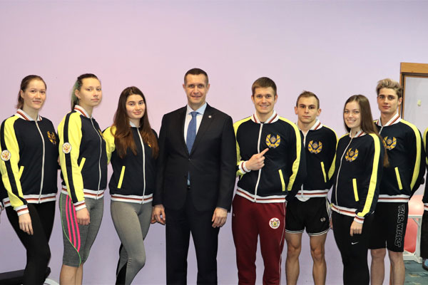 РЕКТОР ВРУЧИЛ ПЛОВЦАМ РЯЗГМУ КОМПЛЕКТЫ НОВОЙ СПОРТИВНОЙ ФОРМЫ