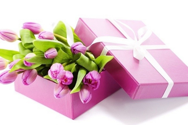 Поздравление ректора университета Романа Евгеньевича Калинина с Международным женским днем