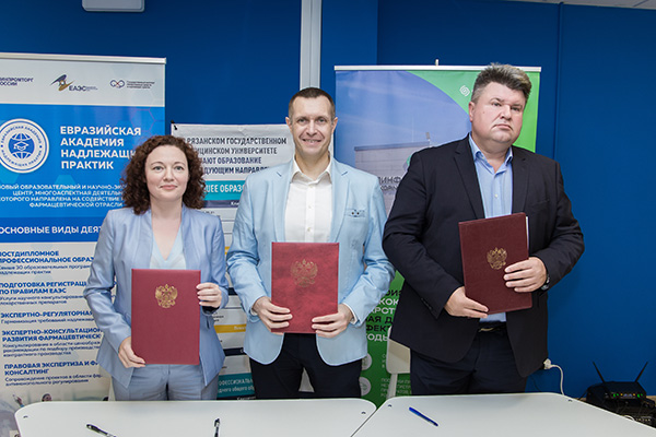 СОЦИАЛЬНО ОРИЕНТИРОВАННЫЙ БИЗНЕС СОДЕЙСТВУЕТ ПОВЫШЕНИЮ КАЧЕСТВА ОБРАЗОВАНИЯ: ЕВРАЗИЙСКАЯ АКАДЕМИЯ НАДЛЕЖАЩИХ ПРАКТИК ПРИ ПОДДЕРЖКЕ «СКОПИНФАРМ» ПЕРЕДАЛА УЧЕБНЫЙ КОМПЛЕКС ВИРТУАЛЬНЫЙ  ФАРМАЦЕВТИЧЕСКИЙ ЗАВОД РЯЗАНСКОМУ ГМУ 