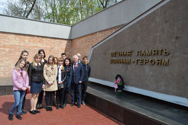  Цветы в память о героях Великой Отечественной войны