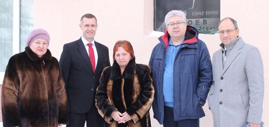 ТОРЖЕСТВЕННОЕ ВОЗЛОЖЕНИЕ ЦВЕТОВ К МЕМОРИАЛЬНОЙ ДОСКЕ ЕВГЕНИЯ АЛЕКСЕЕВИЧА СТРОЕВА