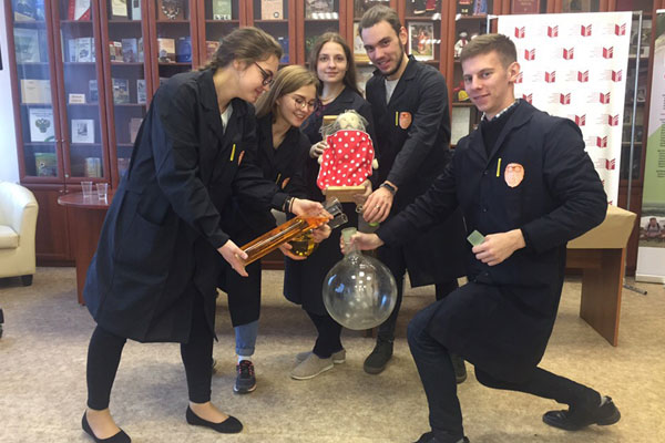 СТУДЕНТЫ СТАЛИ НАСТАВНИКАМИ ДЛЯ МАЛЕНЬКИХ БУДУЩИХ УЧЁНЫХ В ОБРАЗОВАТЕЛЬНОМ ПРОЕКТЕ 