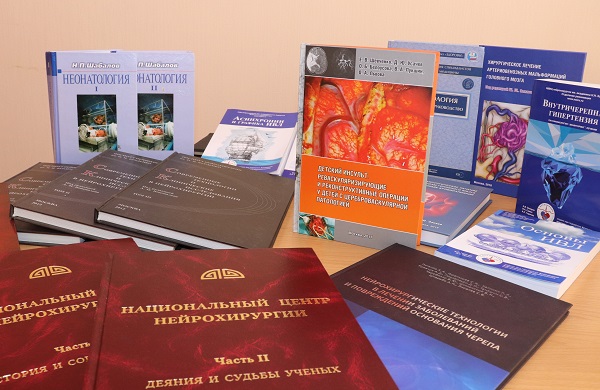 ВЫПУСКНИЦА ПОДАРИЛА БИБЛИОТЕКЕ РЯЗГМУ КНИГИ ПОД АВТОРСТВОМ СОТРУДНИКОВ НМИЦ НЕЙРОХИРУРГИИ