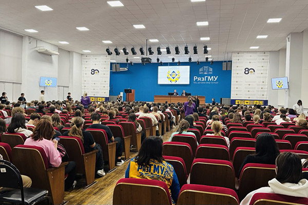 ДИАЛОГ БЕЗ ОГРАНИЧЕНИЙ: ВСТРЕЧА РЕКТОРА С ПЕРВОКУРСНИКАМИ