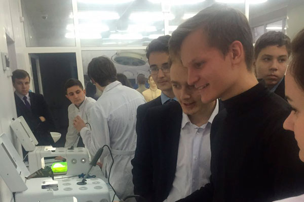 Школьников научили правильно оказывать помощь людям в экстренных ситуациях