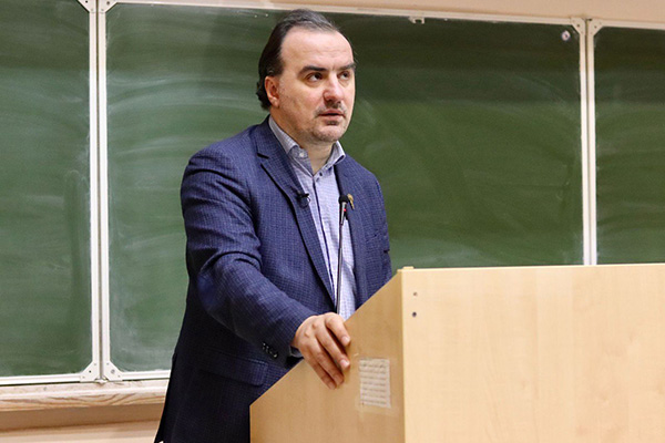 НЕЙРОНАУКА, ИРОНИЯ, ИНТЕЛЛЕКТ И МУЗЫКА — ВСЁ, ЧТО ДЕЛАЕТ ЖИЗНЬ ЯРЧЕ И НАУКУ БЛИЖЕ