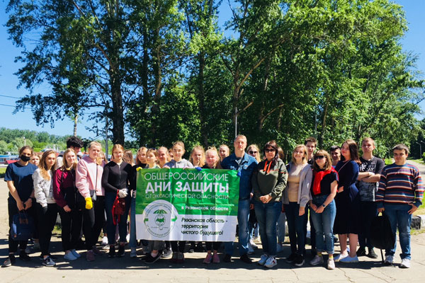 СТУДЕНТЫ РЯЗГМУ ПРОВЕЛИ СУББОТНИК В ЛЕСОПАРКЕ