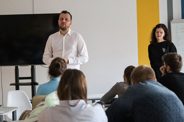 ВСТРЕЧАЕМ СЧАСТЬЕ: ШКОЛА МОЛОДЫХ РОДИТЕЛЕЙ