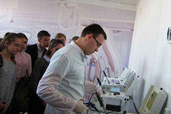 Школьники познакомились с роботами и 3D-моделью человеческого тела 