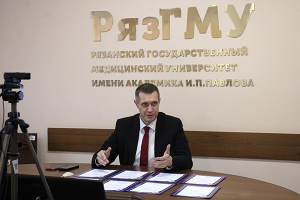 СОСТОЯЛОСЬ ВРУЧЕНИЕ ИМЕННЫХ СТИПЕНДИЙ СТУДЕНТАМ, ОТЛИЧИВШИМСЯ В НАУЧНОЙ И УЧЕБНОЙ ДЕЯТЕЛЬНОСТИ