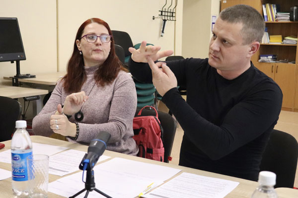 СТУДЕНТОВ РЯЗГМУ ОБУЧАЮТ ЖЕСТОВОМУ ЯЗЫКУ