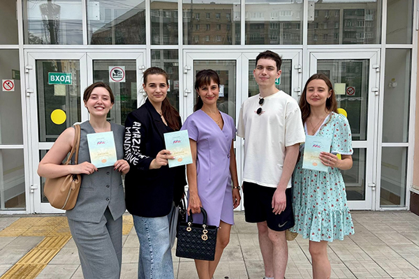 УКРЕПЛЯТЬ МЕЖДУНАРОДНОЕ ОБРАЗОВАНИЕ: ВРУЧЕНИЕ ДИПЛОМОВ НА КАФЕДРЕ ИНОСТРАННЫХ ЯЗЫКОВ РЯЗГМУ