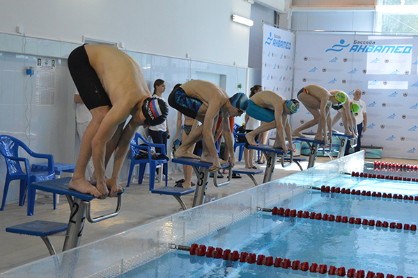 Бассейн «Аквамед» принял открытый чемпионат и первенство города по плаванию