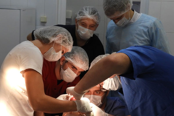 Впервые в учебной операционной WetLab студенты и ординаторы осваивали технику трансплантации лица