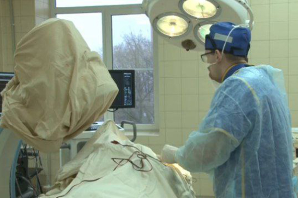 СОТРУДНИК РЯЗГМУ ПРОВЁЛ ПЕРВУЮ В РЕГИОНЕ ИМПЛАНТАЦИЮ ТРЕХКАМЕРНОГО КАРДИОСТИМУЛЯТОРА