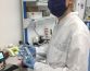 Студент Артемьев Д.А. готовит пробы воды очищенной для оценки пирогенности в презентационном центре микробиологической лаборатории фармацевтической компании Octapharma