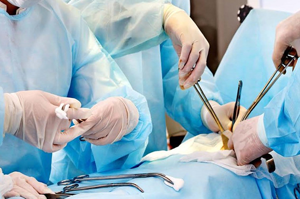 СЛОЖНУЮ ОПЕРАЦИЮ ПО УДАЛЕНИЮ ОПУХОЛИ ПРОВЕЛИ ВРАЧИ ОНКОДИСПАНСЕРА И СОТРУДНИКИ РЯЗГМУ