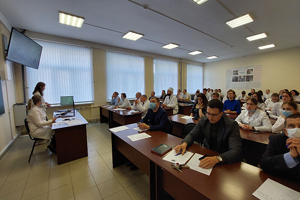 СОВРЕМЕННЫЕ ТЕНДЕНЦИИ В ХИМИИ И ФАРМАЦИИ ОБСУДИЛИ В УНИВЕРСИТЕТЕ