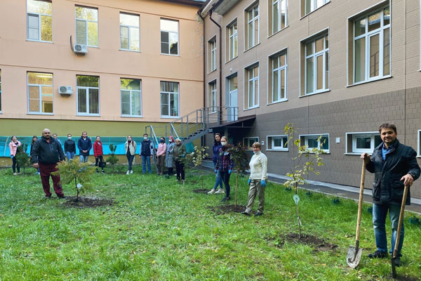 У ОБНОВЛЕННОГО КОРПУСА РЯЗГМУ ПОЯВИЛАСЬ АЛЛЕЯ, ВЫСАЖЕННАЯ ПРЕПОДАВАТЕЛЯМИ И СТУДЕНТАМИ