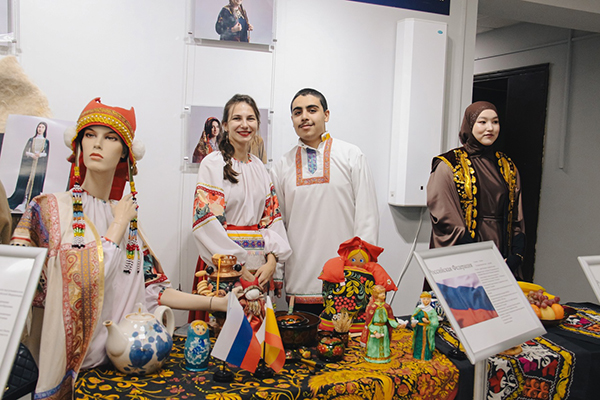 RAVIVONS DE BONS SOUVENIRS: FESTIVAL DES CULTURES NATIONALES « AMITIÉ À LA RUSSE»
