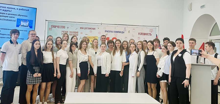 «В МЕДИЦИНУ ВАЖНО ПРИЙТИ ОСОЗНАННО». РОМАН КАЛИНИН ВСТРЕТИЛСЯ С УЧЕНИКАМИ МЕДИЦИНСКОГО КЛАССА В ЕГОРЬЕВСКЕ