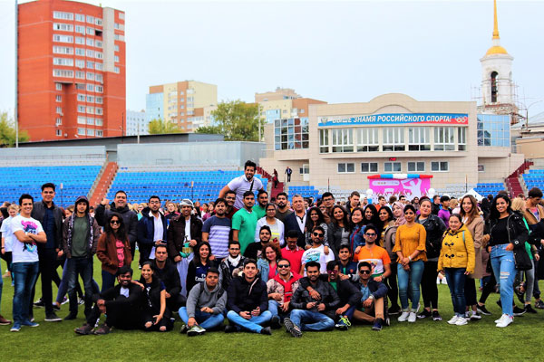 LES ETUDIANTS DES 60 PAYS  ONT FAITS LES EXERCICES SPORTIVES  AVEC LE CHAMPION POUR CELEBRER LE 75-EME ANNIVERSAIRE  DE L’UNIVERSITE D’ETAT DE MEDECINE DE RIAZAN 