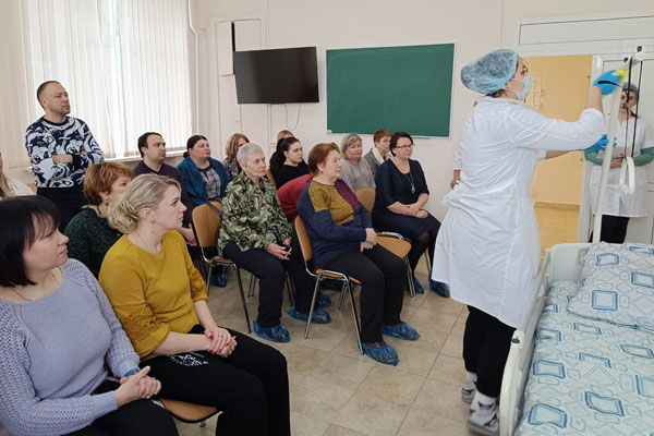 В РЯЗГМУ УЧАТ ОКАЗЫВАТЬ ПЕРВУЮ ПОМОЩЬ И УХАЖИВАТЬ ЗА БОЛЬНЫМИ