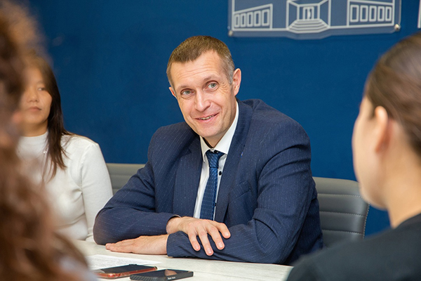 ВСТРЕЧА РЕКТОРА УНИВЕРСИТЕТА СО СТУДЕНТАМИ