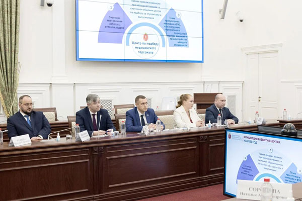 В ТУЛЬСКОМ ПРАВИТЕЛЬСТВЕ ОБСУДИЛИ ВОПРОС ОБЕСПЕЧЕНИЯ МЕДИЦИНСКИМИ КАДРАМИ