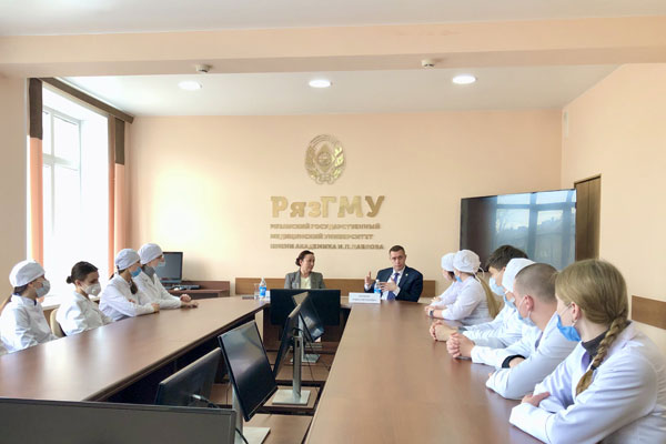 СЕНАТОР ИРИНА ПЕТИНА ВСТРЕТИЛАСЬ СО СТУДЕНТАМИ РЯЗГМУ