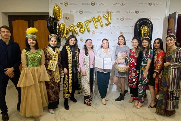 ОТМЕЧАЕМ НАЦИОНАЛЬНЫЕ  ПРАЗДНИКИ