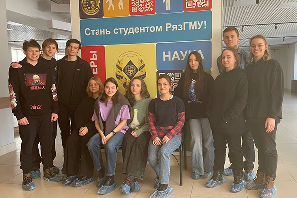 ШКОЛЬНИКИ ИЗ МОСКВЫ ПОСЕТИЛИ УНИВЕРСИТЕТ И ПОЗНАКОМИЛИСЬ С МЕДИЦИНОЙ