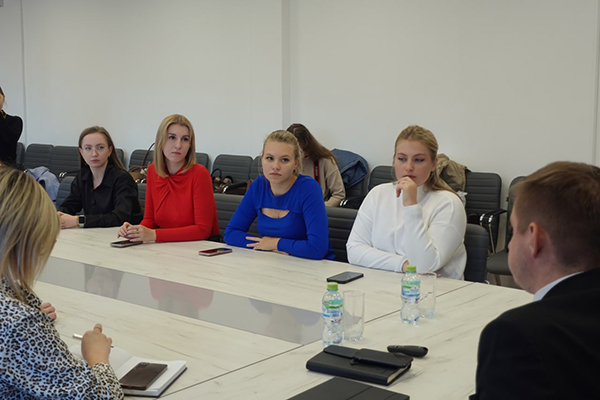 В РЯЗАНСКОМ ГОСУДАРСТВЕННОМ МЕДИЦИНСКОМ УНИВЕРСИТЕТЕ СОСТОЯЛАСЬ ВСТРЕЧА С МОЛОДЫМИ СПЕЦИАЛИСТАМИ, КОТОРЫЕ НЕДАВНО ПОПОЛНИЛИ РЯДЫ ВРАЧЕЙ РЕГИОНА
