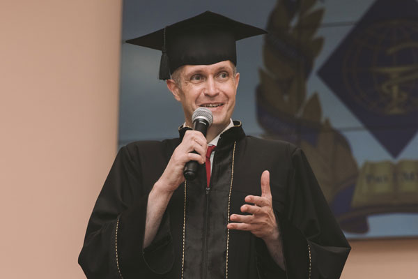 ОБРАЩЕНИЕ РЕКТОРА РЯЗГМУ ПРОФЕССОРА РОМАНА ЕВГЕНЬЕВИЧА КАЛИНИНА К ВЫПУСКНИКАМ