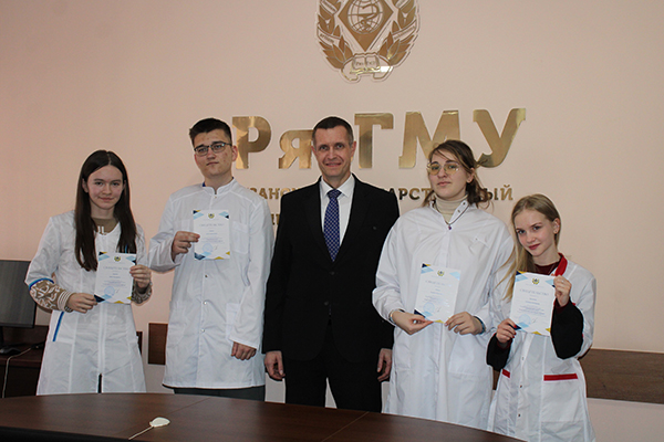 РЕКТОР УНИВЕРСИТЕТА ВРУЧИЛ ШКОЛЬНИКАМ ДОКУМЕНТЫ ОБ ОКОНЧАНИИ МЕДКЛАССА РЯЗГМУ