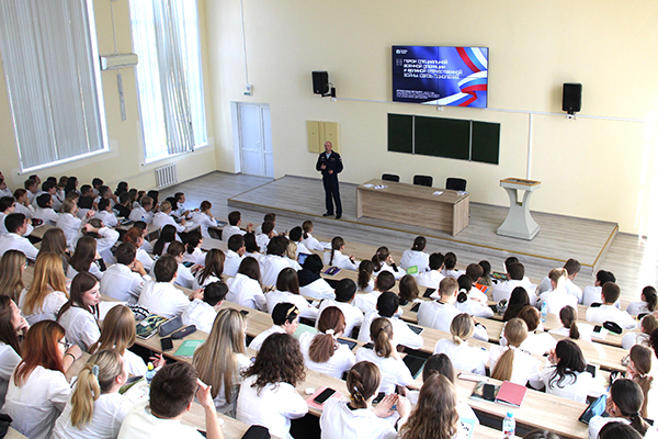 В РЯЗГМУ СОСТОЯЛАСЬ ПАТРИОТИЧЕСКАЯ ЛЕКЦИЯ ПРЕПОДАВАТЕЛЯ РЯЗАНСКОГО ВЫСШЕГО ВОЗДУШНО-ДЕСАНТНОГО КОМАНДНОГО УЧИЛИЩА, УЧАСТНИКА СВО, ВЕТЕРАНА БОЕВЫХ ДЕЙСТВИЙ РОМАНА ИГОЛКИНА